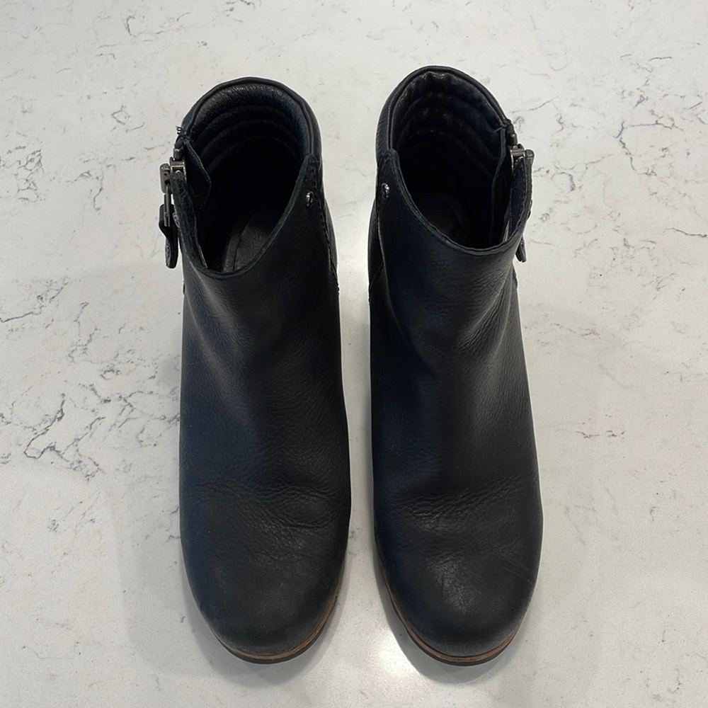 Sorel women’s waterproof bootie. Size 7.5. Good condition.